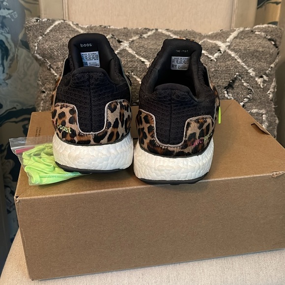 CCO TODAY! Adidas unisex Leopard Print Ultraboost DNA Running Shoes 11.5 women - Picture 3 of 9